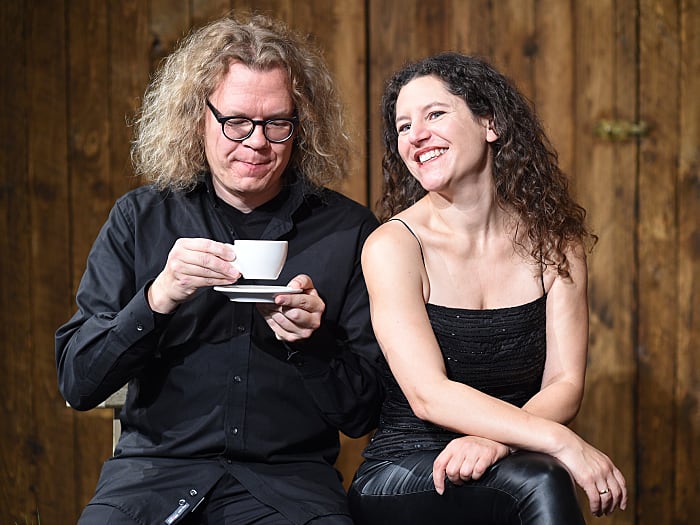 Cristina Zeitz singt Liebeslieder, Andreas Ravn drückt passend dazu Tasten