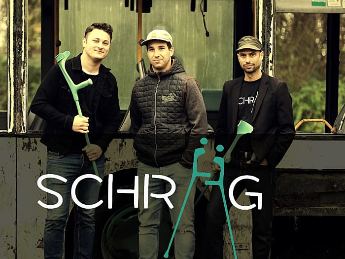 SCHRÄG