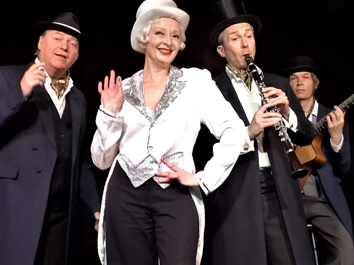 Die blonde Carmen und ihr Swing Kabarett
