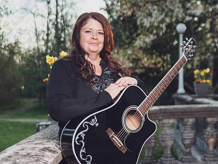 Yvonne Brugger - Gesang & Gitarre