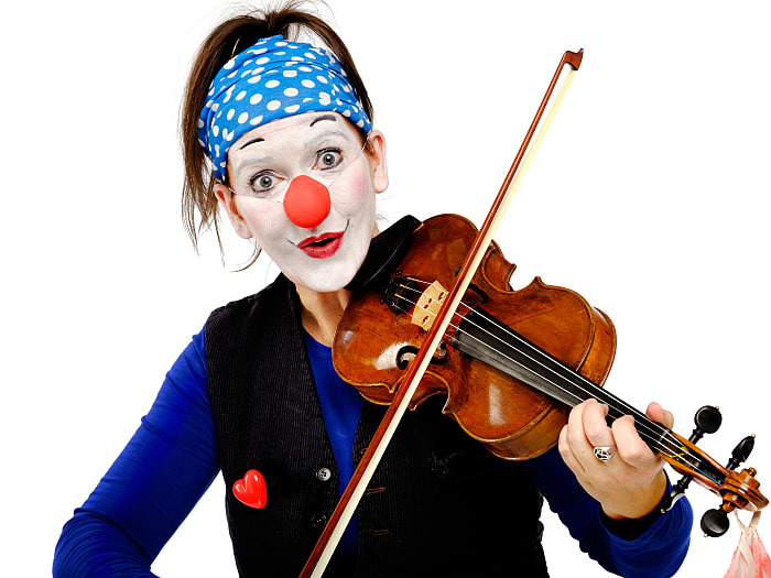 Clown: Clownin Viola - Bühnenacts & Walkacts musikalisches Luftballon-Clownstheater, Riesen-Seifenblasen, Ballonmodellage