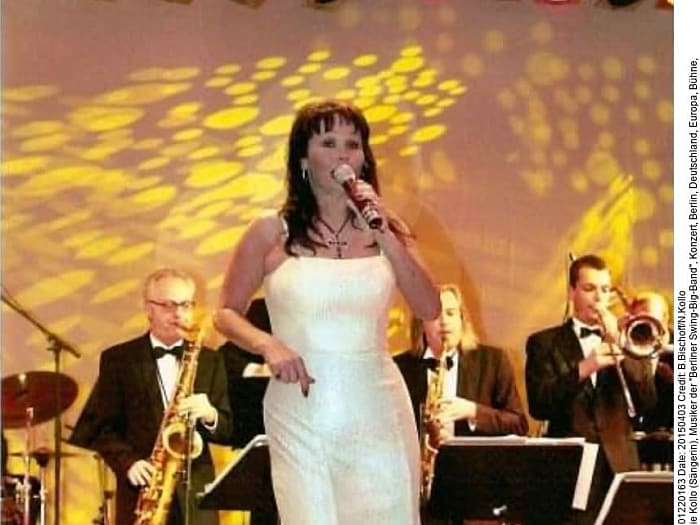 Nathalie Viking Kollo. Singer/Songwriter. Pop, Schlager, Jazz, Swing, Rock, Musical, Blues, große Balladen und Originale. Ich singe 3,5 Oktaven.