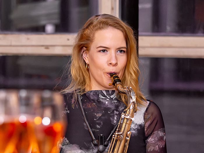 Saxophonistin Simona