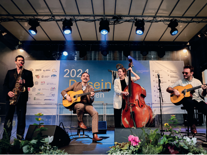 Julia Hornung & Collectif Django