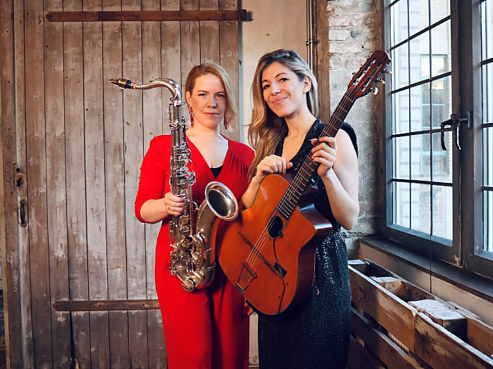Saxophon + Singende Gitarristin oder DJ&Gesang