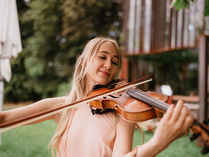 JULIA KARL | VIOLIN & VOCALS