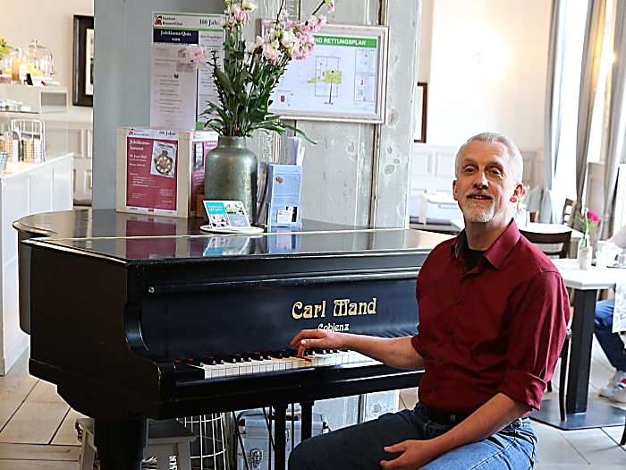 Salonpiano Artur Hermanni