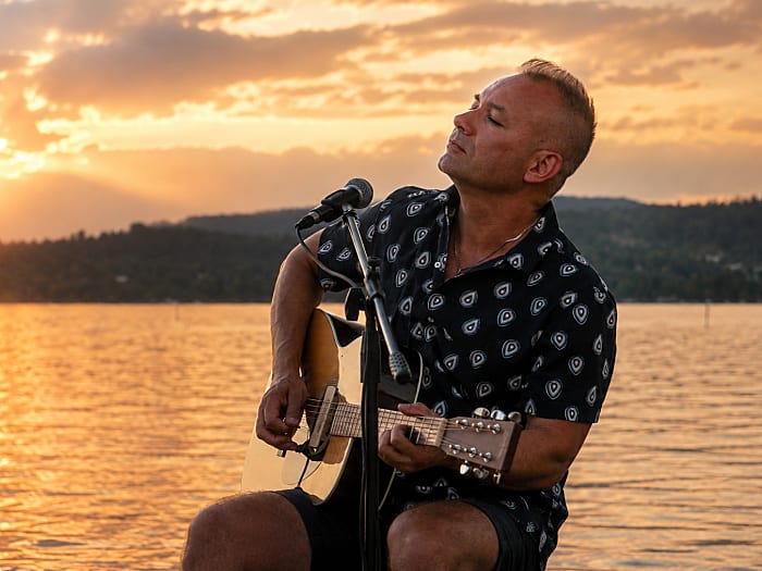 ALEKS WILD (Gesang & Gitarre)