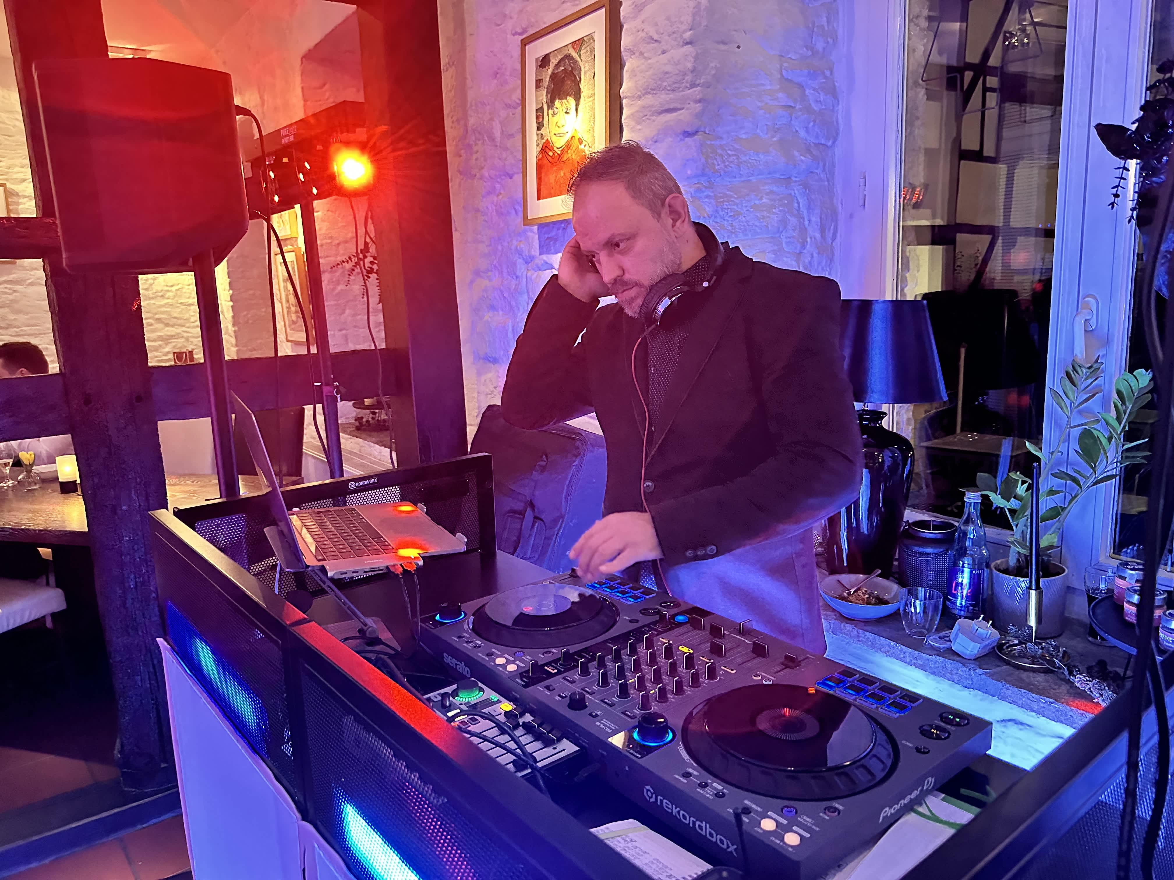 DJ MIKI ( mit oder ohne Sängerin) FÜR IHRE EVENT/