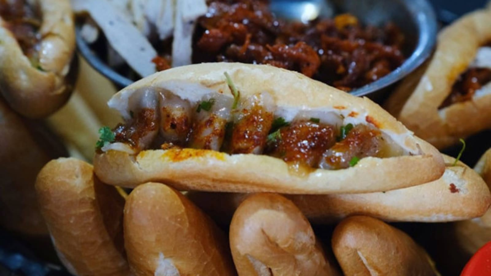 Bánh Mì Kẹp Bột Lọc Quảng Bình – Món Ăn Vặt Lạ Mà Quen