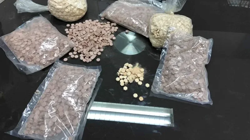 30 سنة سجناً لموظف سابق وشركائه في أخطر شبكة لتهريب 'إكستازي'