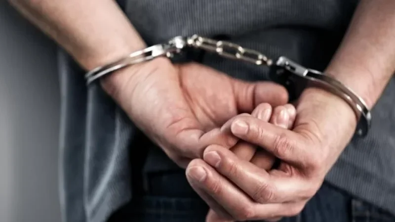 الإطاحة بثلاثة ملثمين تسللوا إلى مستودع بلدي واعتدوا على حارسه