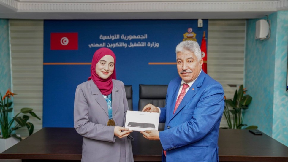 وزارة التشغيل تكرّم الفائزة في مسابقة كبار الطباخين الشباب بروسيا