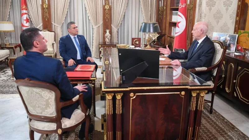 قيس سعيد يجتمع بوزير الداخلية وكاتب الدولة للأمن الوطني بقصر قرطاج