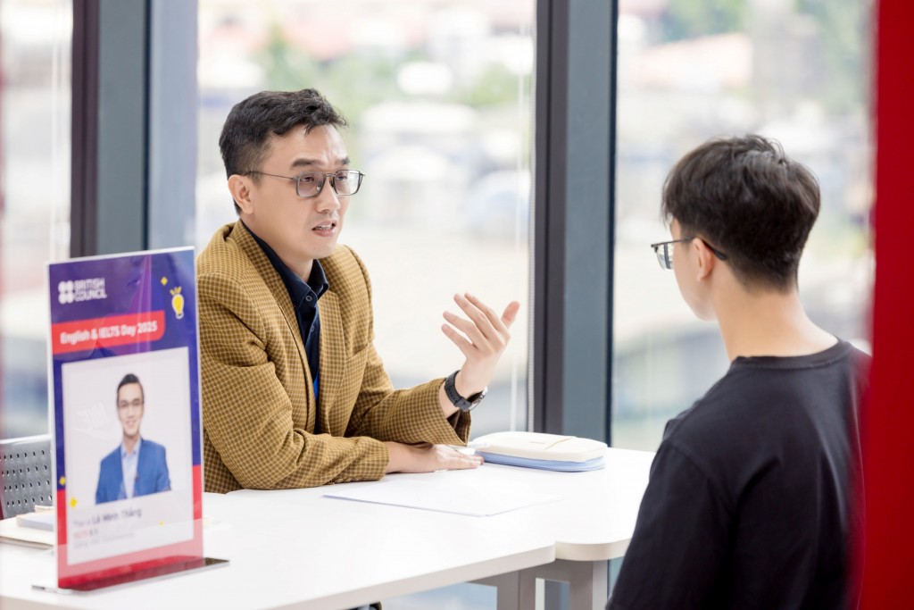 Học sinh được tư vấn 1–1 cùng chuyên gia và cựu du học sinh để nhận lời khuyên cá nhân hóa về lộ trình học tập và định hướng.