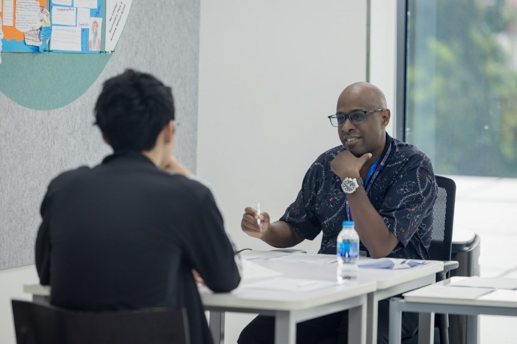 Thí sinh trải nghiệm thi thử IELTS Speaking 1-1 cùng giáo viên bản ngữ, nhận phản hồi chuyên sâu.