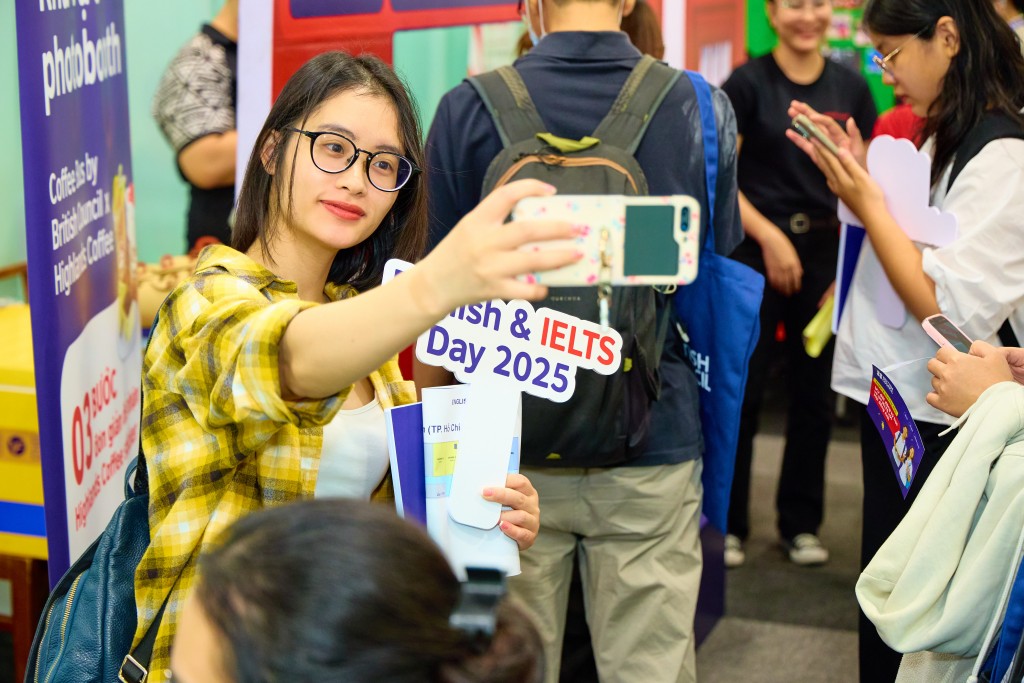 Khu vực photobooth sôi nổi với các hoạt động tương tác, tạo không khí hứng khởi cho sự kiện.