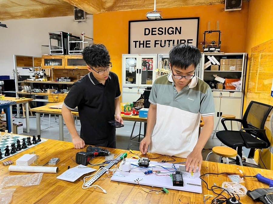 Trưởng nhóm Ngô Vi Khôi Anh, học sinh lớp 11 Trường THPT Vinschool (Hà Nội) cùng các thành viên đồng hành trong dự án Binsity. Trưởng nhóm Ngô Vi Khôi Anh, học sinh lớp 11 Trường THPT Vinschool (Hà Nội) cùng các thành viên đồng hành trong dự án Binsity.