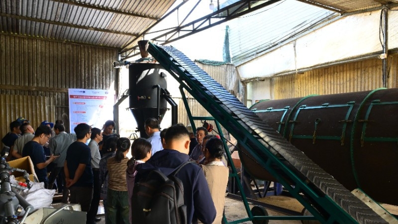 Đại diện Helvetas Việt Nam và các đơn vị phối hợp thực hiện bàn giao lò khí hóa cho Hợp tác xã Nhất Tâm Đại diện Helvetas Việt Nam và các đơn vị phối hợp thực hiện bàn giao lò khí hóa cho Hợp tác xã Nhất Tâm