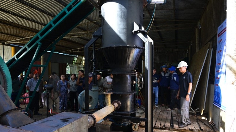 Đội ngũ kỹ thuật hướng dẫn người dân cách vận hành lò khí hóa để sấy nông sản Đội ngũ kỹ thuật hướng dẫn người dân cách vận hành lò khí hóa để sấy nông sản