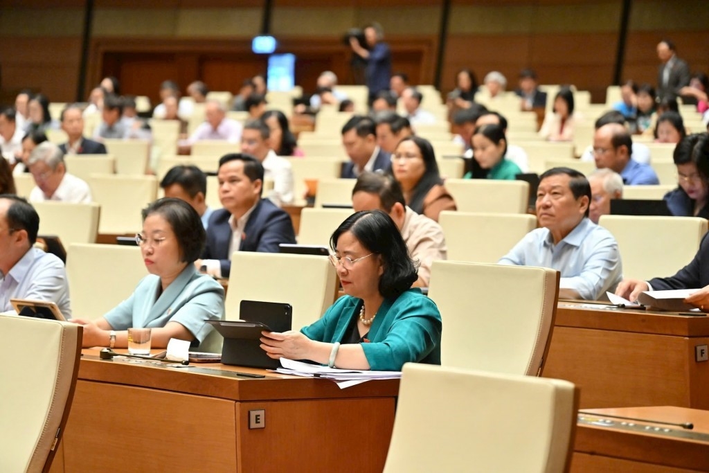 Các đại biểu Quốc hội nghe và thảo luận tại hội trường về Báo cáo của đoàn giám sát và dự thảo Nghị quyết của Quốc hội về kết quả giám sát chuyên đề “việc thực hiện chính sách, pháp luật về bảo vệ môi trường kể từ khi Luật Bảo vệ môi trường năm 2020 có hiệu lực thi hành” Các đại biểu Quốc hội nghe và thảo luận tại hội trường về Báo cáo của đoàn giám sát và dự thảo Nghị quyết của Quốc hội về kết quả giám sát chuyên đề “việc thực hiện chính sách, pháp luật về bảo vệ môi trường kể từ khi Luật Bảo vệ môi trường năm 2020 có hiệu lực thi hành”