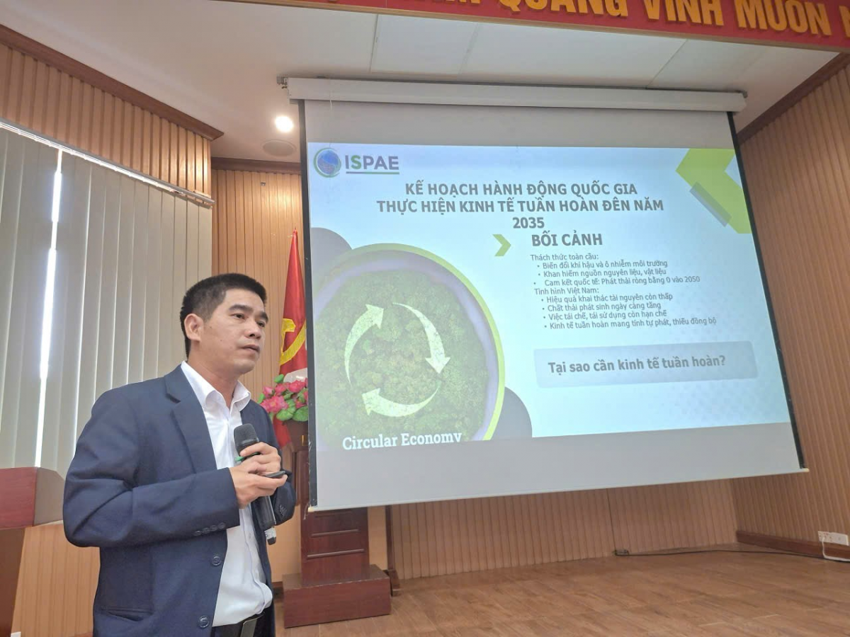 TS. Lại Văn Mạnh, Viện Chiến lược, Chính sách nông nghiệp và môi trường trình bày về Khung chính sách và Kế hoạch hành động quốc gia về KTTH tại Việt Nam đến năm 2035