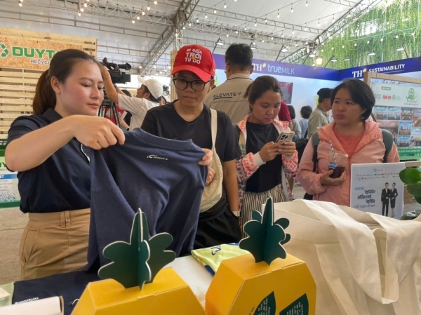 Sản phẩm tái chế thu hút nhiều doanh nghiệp và giới trẻ trong ngày hội Việt Nam Xanh