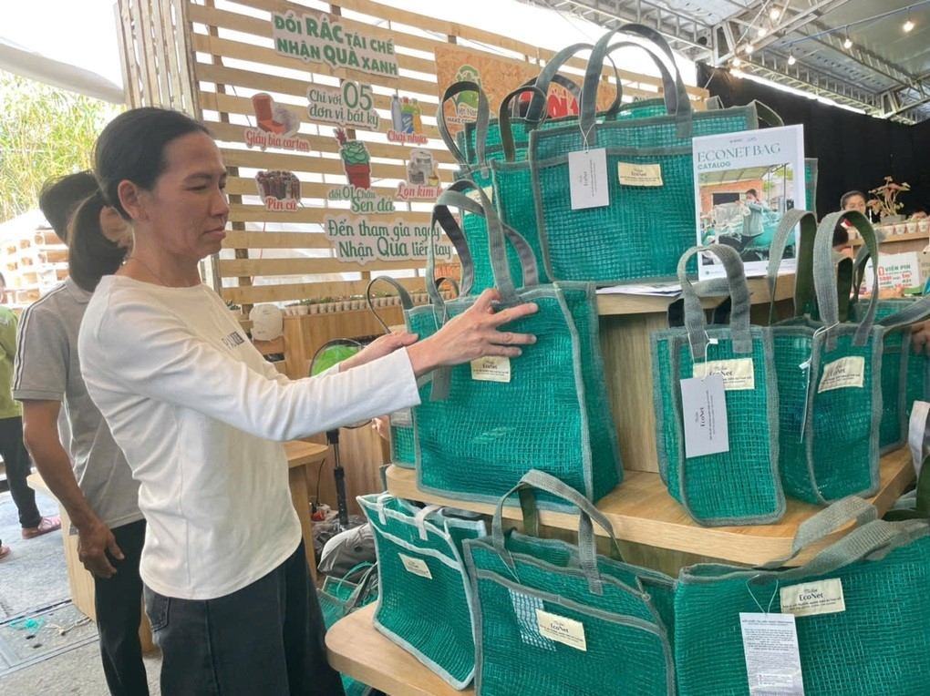Sản phẩm túi xách tái chế từ lưới cước