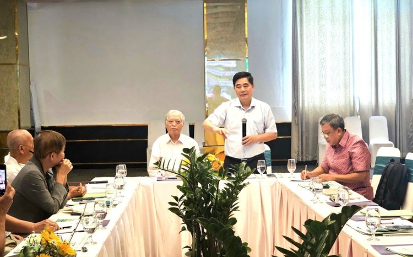 Nguyên Bộ trưởng Bộ Nông nghiệp và Phát triển nông thôn Cao Đức Phát trao đổi tại hội thảo - Ảnh: VGP/LS