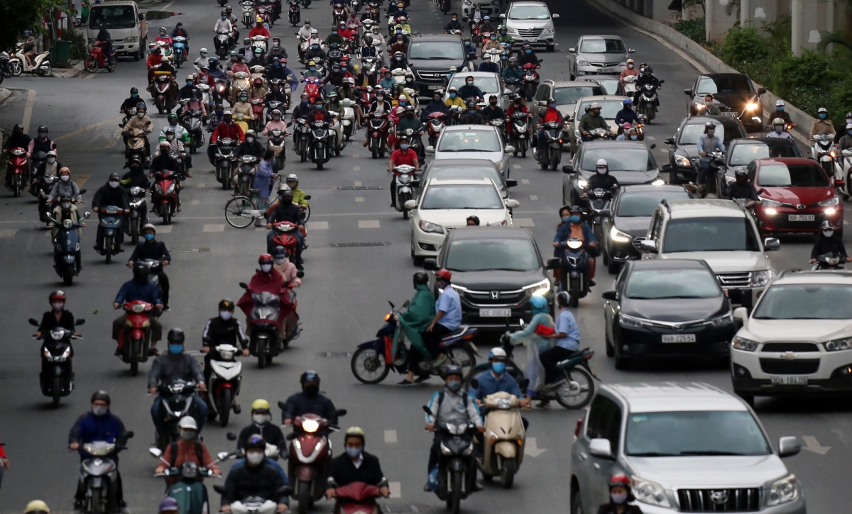 Theo UBND TP Hà Nội, việc áp dụng cấm xe theo khung giờ thay vì cấm toàn thời gian nhằm giãn lộ trình, phù hợp với hạ tầng, điều kiện an sinh và thói quen đi lại của người dân. (Ảnh minh họa)