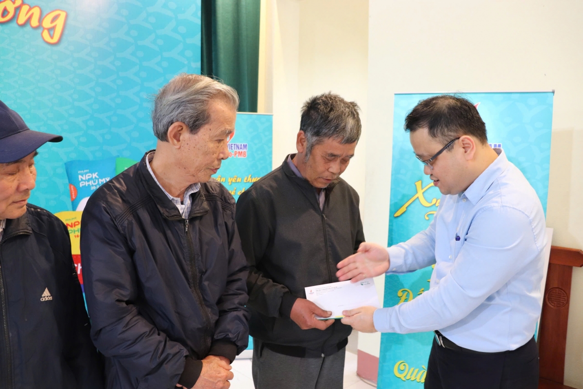 Chương trình Xuân yêu thương - Tết sẻ chia đã mang 8.000 phần quà đến 37 tỉnh thành Chương trình Xuân yêu thương - Tết sẻ chia đã mang 8.000 phần quà đến 37 tỉnh thành