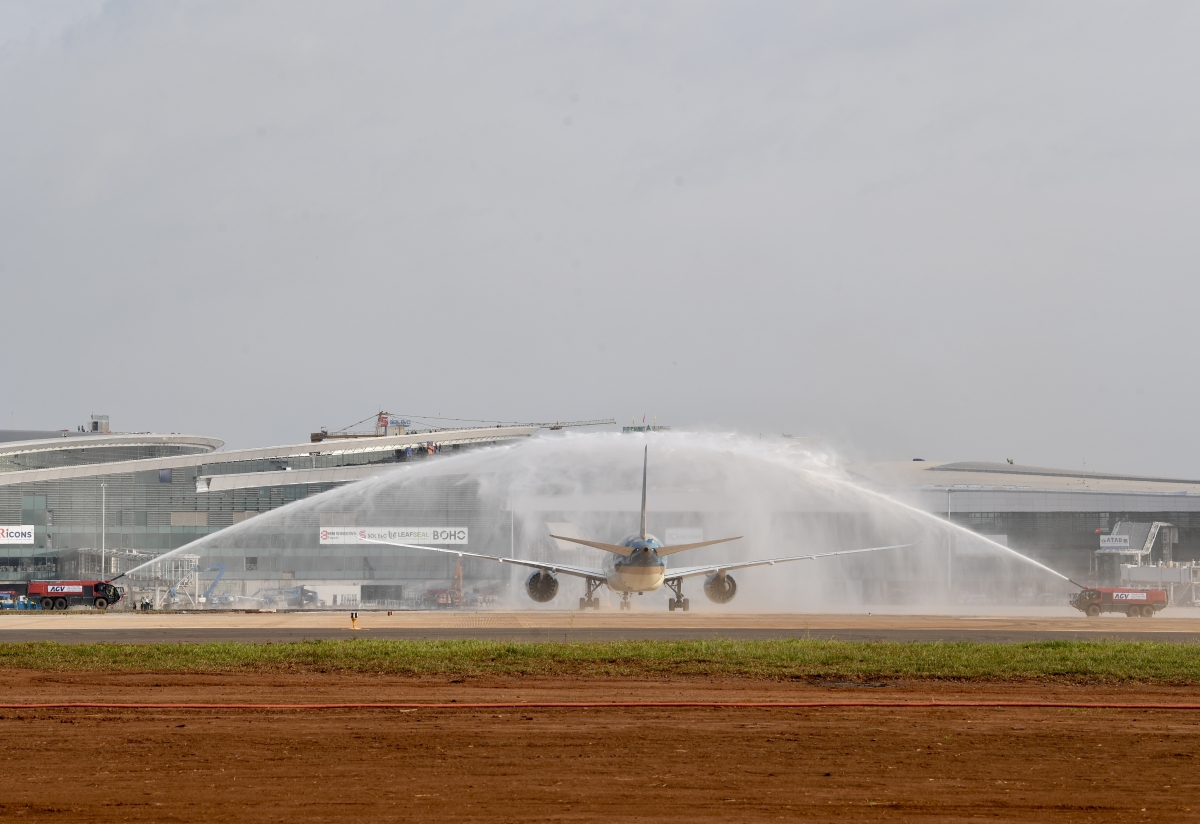 Máy bay Boeing 787 hạ cánh thành công xuống Sân bay Long Thành
