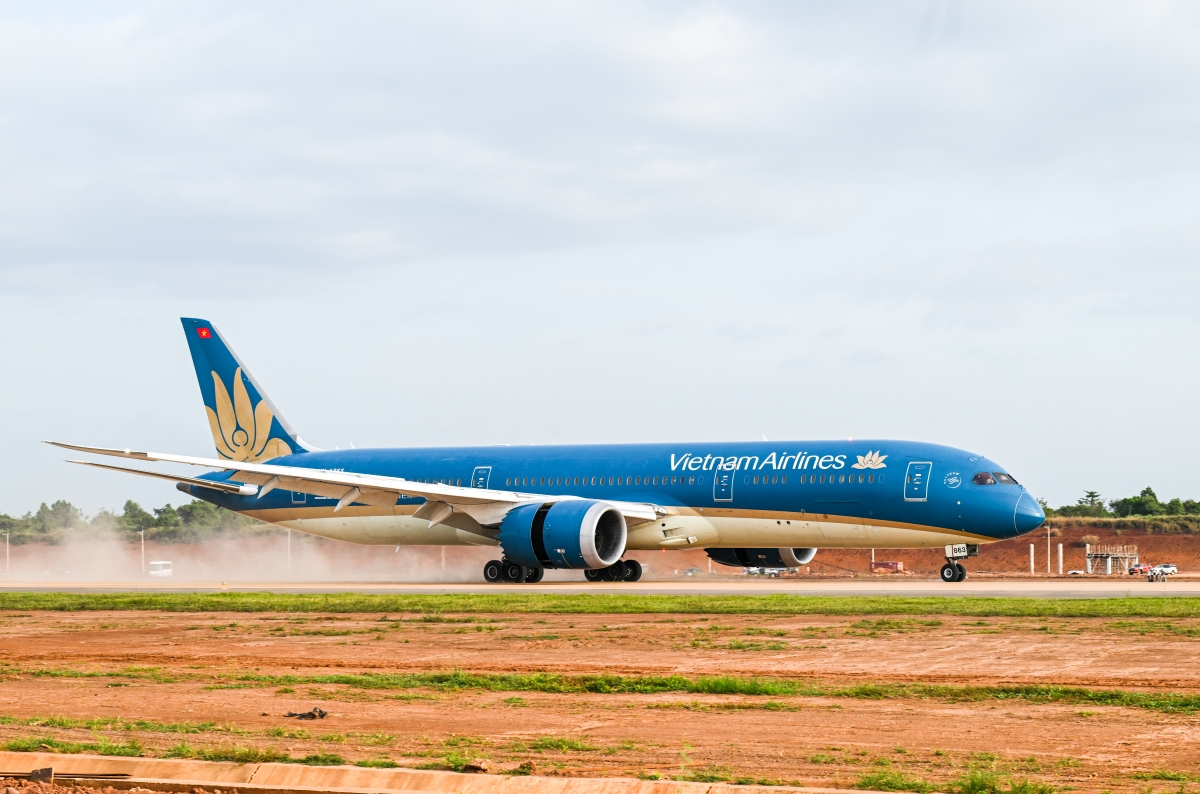 Máy bay Boeing 787 hạ cánh thành công xuống Sân bay Long Thành