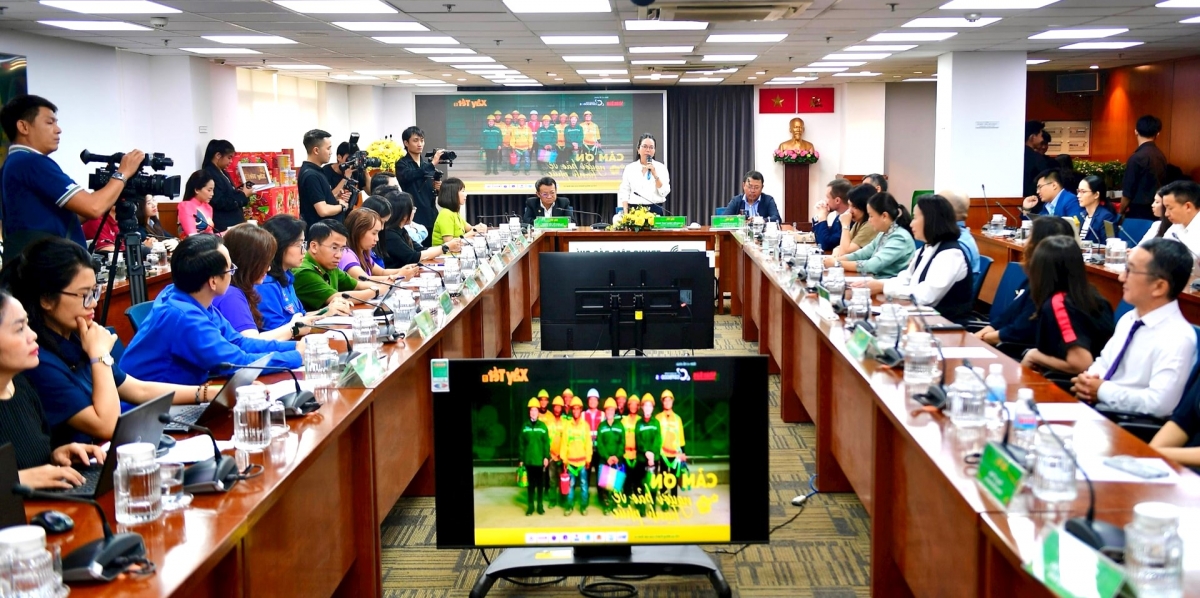 Ấm lòng nghĩa cử tri ân những người hùng thầm lặng giữ sạch đường phố Ấm lòng nghĩa cử tri ân những người hùng thầm lặng giữ sạch đường phố