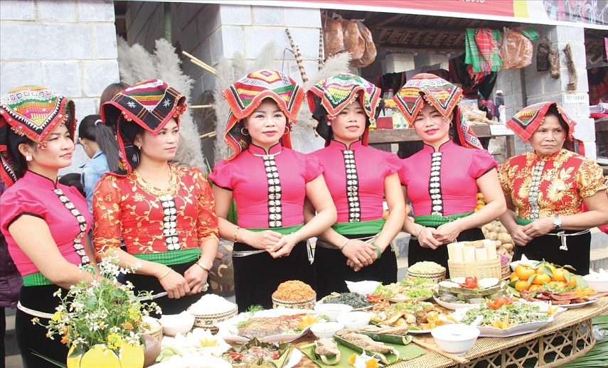 Chiếc khăn Piêu trong văn hóa truyền thống của đồng bào dân tộc Thái Tây Bắc