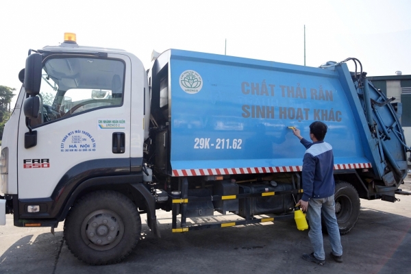 Dán nhãn phương tiện vận chuyển chất thải sinh hoạt, biến phương tiện cơ giới thành công cụ quản lý