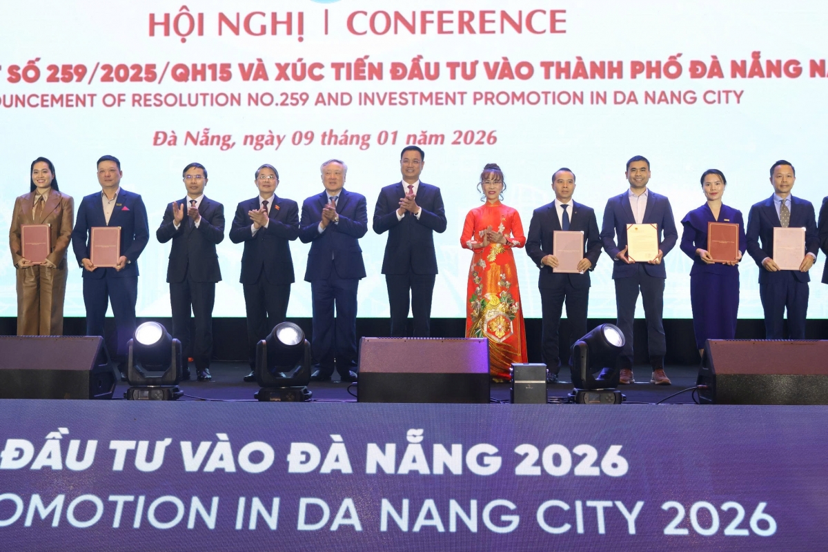 Phó Thủ tướng Thường trực Chính phủ Nguyễn Hòa Bình cùng lãnh đạo thành phố Đà Nẵng và các đại biểu thực hiện nghi thức trao quyết định và giấy chứng nhận đầu tư cho các dự án quan trọng