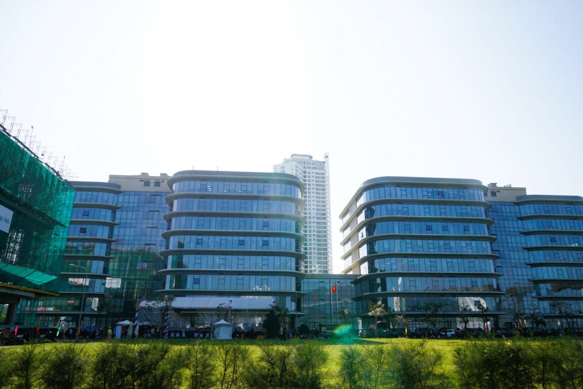 Trung tâm tài chính quốc tế Việt Nam tại TP Đà Nẵng phát triển nhiều phân khu chức năng, thoả mãn các điều kiện, với nhiều dịch vụ tiện ích chất lượng cao, phù hợp mô hình Trung tâm tài chính hiện đại, thuận lợi cho việc thu hút chuyên gia, định chế tài chính trong và ngoài nước đến sinh hoạt và làm việc. Trung tâm tài chính quốc tế Việt Nam tại TP Đà Nẵng phát triển nhiều phân khu chức năng, chăm sóc các điều kiện, với nhiều dịch vụ tiện ích chất lượng cao, phù hợp mô hình Trung tâm tài chính hiện đại, thuận lợi cho việc thu hút chuyên gia, định chế tài chính trong và ngoài nước đến sinh hoạt và làm việc.