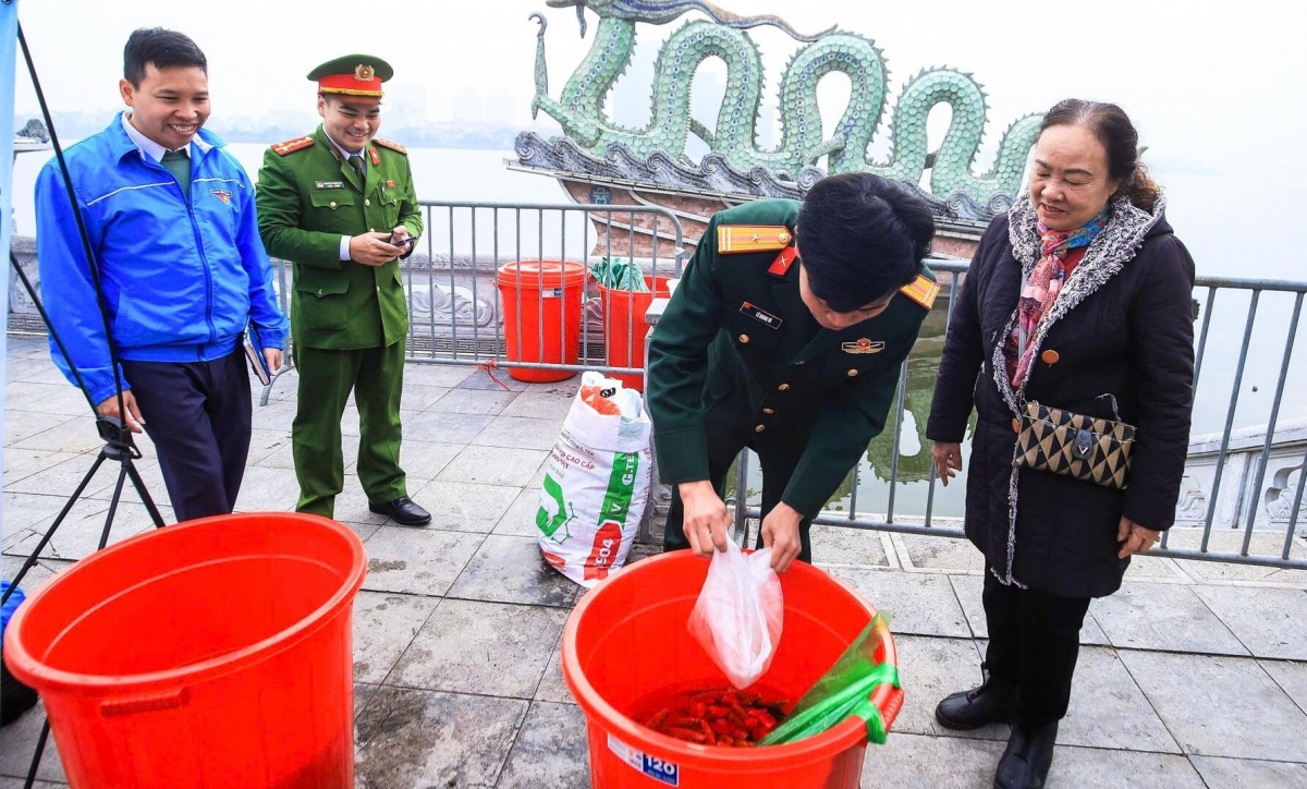 Chung tay bảo vệ môi trường trong ngày tiễn ông Công ông Táo Chung tay bảo vệ môi trường trong ngày tiễn ông Công ông Táo