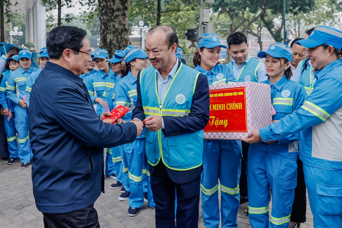 Thủ tướng Chính phủ Phạm Minh Chính thăm hỏi, động viên, chúc Tết công nhân môi trường tại Hà Nội