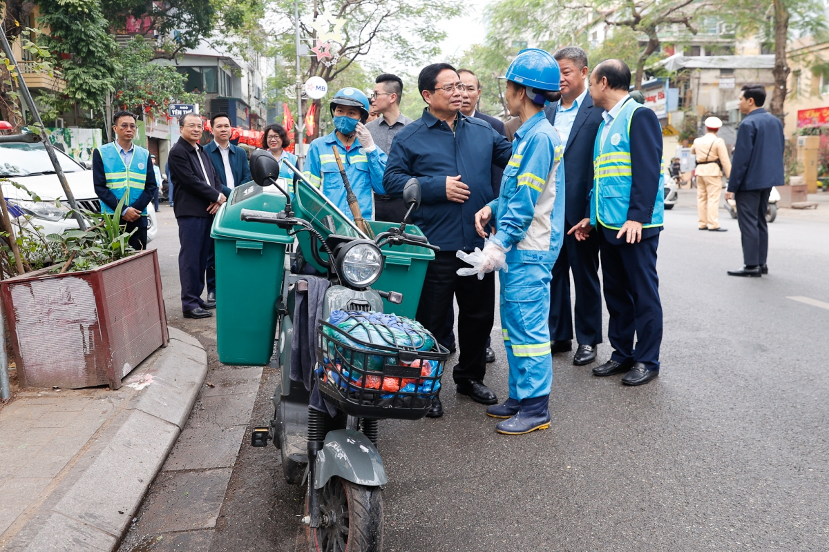 Thủ tướng Chính phủ Phạm Minh Chính thăm hỏi, động viên, chúc Tết công nhân môi trường tại Hà Nội