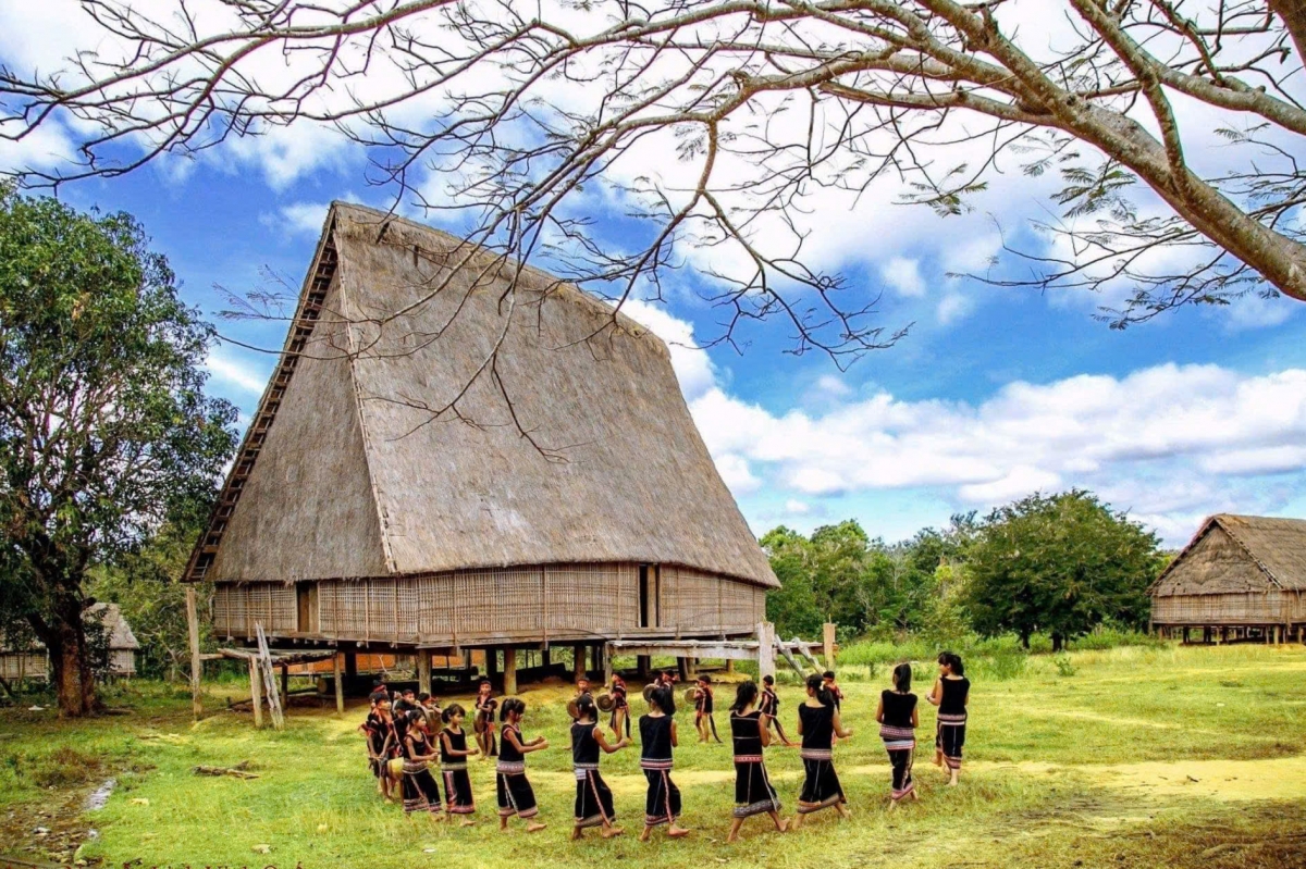 Văn hóa cồng chiêng Gia Lai, Di sản văn hóa phi vật thể của nhân loại được UNESCO công nhận, là biểu tượng tâm linh gắn liền với tín ngưỡng vạn vật hữu linh. Lễ công bố Năm Du lịch Quốc gia 2026 với chủ đề “Gia Lai - Đại ngàn chạm biển xanh”