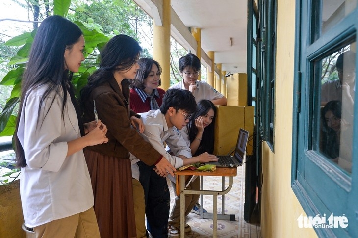 Hình ảnh: Nhóm nghiên cứu đang vận hành thử nghiệm hệ thống EcoBin.