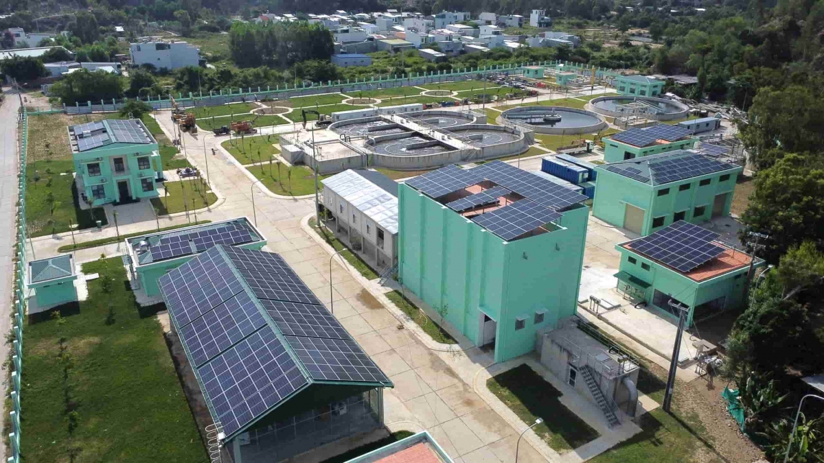 Trong bối cảnh tốc độ đô thị hóa, phát triển du lịch và công nghiệp gia tăng nhanh chóng, Khánh Hòa xác định hạ tầng xử lý và bảo vệ môi trường là một trong những trụ cột quan trọng bảo đảm tăng trưởng bền vững. Tỉnh tập trung nguồn lực cho các dự án xây dựng, nâng cấp hệ thống xử lý nước thải sinh hoạt và công nghiệp, cải tạo mạng lưới thoát nước đô thị, đồng thời từng bước hiện đại hóa công tác thu gom, vận chuyển và xử lý rác thải. Nhiều dự án trọng điểm được đẩy nhanh tiến độ nhằm giảm thiểu tình trạng quá tải, hạn chế ô nhiễm cục bộ tại các khu dân cư, khu công nghiệp và khu du lịch ven biển. Bên cạnh đầu tư từ ngân sách, địa phương cũng chú trọng thu hút nguồn lực xã hội hóa, khuyến khích doanh nghiệp tham gia các dự án xử lý rác thải theo công nghệ tiên tiến, thân thiện với môi trường. Công tác quy hoạch hạ tầng môi trường được lồng ghép chặt chẽ trong quy hoạch đô thị, bảo đảm tính đồng bộ, lâu dài. Đồng thời, tỉnh tăng cường giám sát, kiểm tra việc chấp hành quy định về bảo vệ môi trường, xử lý nghiêm các trường hợp vi phạm, từng bước nâng cao ý thức cộng đồng. Việc ưu tiên phát triển hạ tầng xử lý và bảo vệ môi trường không chỉ góp phần cải thiện chất lượng sống của người dân mà còn tạo nền tảng vững chắc cho phát triển du lịch, dịch vụ và công nghiệp theo hướng xanh. Đáng chú ý, ngày 14 tháng 01 năm 2026, UBND tỉnh Khánh Hòa đã phê duyệt Danh mục các dự án kêu gọi đầu tư giai đoạn 2026 - 2030 tại Quyết định số 151/QĐ-UBND. Trong danh mục 231 dự án được kêu gọi có 17 dự án lĩnh vực nông nghiệp và 07 dự án môi trường được đặc biệt chú trọng. Tỉnh định hướng thu hút các mô hình ứng dụng công nghệ cao vào sản xuất, chế biến và bảo quản sau thu hoạch. Khánh Hòa ưu tiên các dự án trong lĩnh vực bảo vệ môi trường và nông nghiệp công nghệ cao. (Ảnh: BH). Với lĩnh vực môi trường, Khánh Hòa đang tập trung kêu gọi các nhà đầu tư có năng lực công nghệ hiện đại tham gia vào hệ thống xử lý chất thải bền vững. Các dự án trọng điểm bao gồm: Nhà máy xử lý rác Vĩnh Lương (phường Bắc Nha Trang) với quy mô 6,5 ha; nhà máy xử lý rác thải tại xã Nam Cam Ranh (11,3 ha) và xã Tân Định (10 ha). Bên cạnh đó, tỉnh cũng chú trọng hạ tầng xử lý chất thải với dự án bãi tiếp nhận và xử lý chất thải rắn xây dựng tại xã Nam Cam Ranh (10 ha); bãi chôn lấp chất thải rắn sinh hoạt tại xã Tân Định (5,7 ha). Đáng chú ý hai dự án có quy mô lớn nhất là nhà máy xử lý rác thải rắn tại xã Diên Lâm (40 ha) và khu xử lý chất thải rắn Bắc Vân Phong tại xã Tu Bông (30 ha) được kỳ vọng sẽ trở thành hạt nhân trong việc bảo vệ môi trường, phục vụ định hướng phát triển xanh của địa phương. Xử lý rác thải rắn tại xã Diên Lâm và xã Tu Bông là 2 dự án có quy mô lớn. Các Sở Tài chính, Sở Nông nghiệp và Môi trường cùng các đơn vị liên quan sẽ chịu trách nhiệm rà soát các thủ tục pháp lý, đảm bảo đầy đủ chặt chẽ trong quá trình thực hiện chấp thuận chủ trương đầu tư. Việc đặt ưu tiên cao cho các dự án hạ tầng xử lý và bảo vệ môi trường thể hiện quyết tâm của Khánh Hòa trong việc hài hòa giữa phát triển kinh tế và gìn giữ tài nguyên, cảnh quan. Trong bối cảnh biến đổi khí hậu và áp lực gia tăng từ hoạt động sản xuất, dịch vụ, việc đầu tư hệ thống hạ tầng môi trường đồng bộ, sẽ góp phần hạn chế, chấm dứt nguy cơ ô nhiễm. Do đó, với định hướng đầu tư bài bản, dài hạn cho lĩnh vực này được xem là bước đi cần thiết, mang tính chiến lược. Thời gian tới, cùng với việc hoàn thiện các công trình xử lý nước thải, rác thải và cải tạo hệ thống thoát nước, tỉnh sẽ đẩy mạnh tuyên truyền, nâng cao nhận thức cộng đồng, khuyến khích phân loại rác tại nguồn và sử dụng tài nguyên tiết kiệm, hiệu quả sẽ góp phần giảm áp lực cho hạ tầng xử lý. Khi hạ tầng môi trường được đầu tư đồng bộ và vận hành hiệu quả, Khánh Hòa sẽ có thêm điều kiện để phát triển du lịch chất lượng cao, thu hút đầu tư và nâng cao hình ảnh địa phương xanh, sạch, đẹp trong mắt người dân và du khách. Trong bối cảnh tốc độ đô thị hóa, phát triển du lịch và công nghiệp gia tăng nhanh chóng, Khánh Hòa xác định hạ tầng xử lý và bảo vệ môi trường là một trong những trụ cột quan trọng bảo đảm tăng trưởng bền vững. Tỉnh tập trung nguồn lực cho các dự án xây dựng, nâng cấp hệ thống xử lý nước thải sinh hoạt và công nghiệp, cải tạo mạng lưới thoát nước đô thị, đồng thời từng bước hiện đại hóa công tác thu gom, vận chuyển và xử lý rác thải. Nhiều dự án trọng điểm được đẩy nhanh tiến độ nhằm giảm thiểu tình trạng quá tải, hạn chế ô nhiễm cục bộ tại các khu dân cư, khu công nghiệp và khu du lịch ven biển. Bên cạnh đầu tư từ ngân sách, địa phương cũng chú trọng thu hút nguồn lực xã hội hóa, khuyến khích doanh nghiệp tham gia các dự án xử lý rác thải theo công nghệ tiên tiến, thân thiện với môi trường. Công tác quy hoạch hạ tầng môi trường được lồng ghép chặt chẽ trong quy hoạch đô thị, bảo đảm tính đồng bộ, lâu dài. Đồng thời, tỉnh tăng cường giám sát, kiểm tra việc chấp hành quy định về bảo vệ môi trường, xử lý nghiêm các trường hợp vi phạm, từng bước nâng cao ý thức cộng đồng. Việc ưu tiên phát triển hạ tầng xử lý và bảo vệ môi trường không chỉ góp phần cải thiện chất lượng sống của người dân mà còn tạo nền tảng vững chắc cho phát triển du lịch, dịch vụ và công nghiệp theo hướng xanh. Đáng chú ý, ngày 14 tháng 01 năm 2026, UBND tỉnh Khánh Hòa đã phê duyệt Danh mục các dự án kêu gọi đầu tư giai đoạn 2026 - 2030 tại Quyết định số 151/QĐ-UBND. Trong danh mục 231 dự án được kêu gọi có 17 dự án lĩnh vực nông nghiệp và 07 dự án môi trường được đặc biệt chú trọng. Tỉnh định hướng thu hút các mô hình ứng dụng công nghệ cao vào sản xuất, chế biến và bảo quản sau thu hoạch. Khánh Hòa ưu tiên các dự án trong lĩnh vực bảo vệ môi trường và nông nghiệp công nghệ cao. (Ảnh: BH). Với lĩnh vực môi trường, Khánh Hòa đang tập trung kêu gọi các nhà đầu tư có năng lực công nghệ hiện đại tham gia vào hệ thống xử lý chất thải bền vững. Các dự án trọng điểm bao gồm: Nhà máy xử lý rác Vĩnh Lương (phường Bắc Nha Trang) với quy mô 6,5 ha; nhà máy xử lý rác thải tại xã Nam Cam Ranh (11,3 ha) và xã Tân Định (10 ha). Bên cạnh đó, tỉnh cũng chú trọng hạ tầng xử lý chất thải với dự án bãi tiếp nhận và xử lý chất thải rắn xây dựng tại xã Nam Cam Ranh (10 ha); bãi chôn lấp chất thải rắn sinh hoạt tại xã Tân Định (5,7 ha). Đáng chú ý hai dự án có quy mô lớn nhất là nhà máy xử lý rác thải rắn tại xã Diên Lâm (40 ha) và khu xử lý chất thải rắn Bắc Vân Phong tại xã Tu Bông (30 ha) được kỳ vọng sẽ trở thành hạt nhân trong việc bảo vệ môi trường, phục vụ định hướng phát triển xanh của địa phương. Xử lý rác thải rắn tại xã Diên Lâm và xã Tu Bông là 2 dự án có quy mô lớn. Các Sở Tài chính, Sở Nông nghiệp và Môi trường cùng các đơn vị liên quan sẽ chịu trách nhiệm rà soát các thủ tục pháp lý, đảm bảo đầy đủ chặt chẽ trong quá trình thực hiện chấp thuận chủ trương đầu tư. Việc đặt ưu tiên cao cho các dự án hạ tầng xử lý và bảo vệ môi trường thể hiện quyết tâm của Khánh Hòa trong việc hài hòa giữa phát triển kinh tế và gìn giữ tài nguyên, cảnh quan. Trong bối cảnh biến đổi khí hậu và áp lực gia tăng từ hoạt động sản xuất, dịch vụ, việc đầu tư hệ thống hạ tầng môi trường đồng bộ, sẽ góp phần hạn chế, chấm dứt nguy cơ ô nhiễm. Do đó, với định hướng đầu tư bài bản, dài hạn cho lĩnh vực này được xem là bước đi cần thiết, mang tính chiến lược. Thời gian tới, cùng với việc hoàn thiện các công trình xử lý nước thải, rác thải và cải tạo hệ thống thoát nước, tỉnh sẽ đẩy mạnh tuyên truyền, nâng cao nhận thức cộng đồng, khuyến khích phân loại rác tại nguồn và sử dụng tài nguyên tiết kiệm, hiệu quả sẽ góp phần giảm áp lực cho hạ tầng xử lý. Khi hạ tầng môi trường được đầu tư đồng bộ và vận hành hiệu quả, Khánh Hòa sẽ có thêm điều kiện để phát triển du lịch chất lượng cao, thu hút đầu tư và nâng cao hình ảnh địa phương xanh, sạch, đẹp trong mắt người dân và du khách.