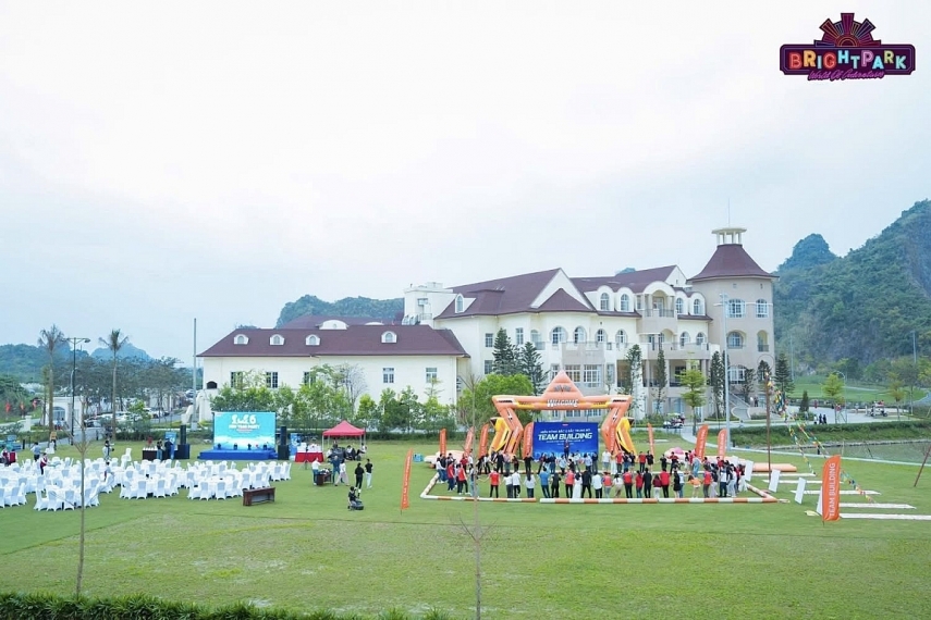 Không gian sân cỏ 6.000m² tại BRIGHTPARK được tối ưu cho các hoạt động Teambuilding, Camping và ngoại khóa.