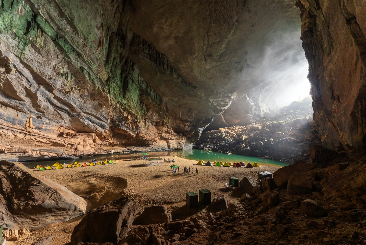 Hang Sơn Đoòng, với chiều dài gần 9km và thể tích 38.5 triệu mét khối, là hang động tự nhiên lớn nhất hành tinh