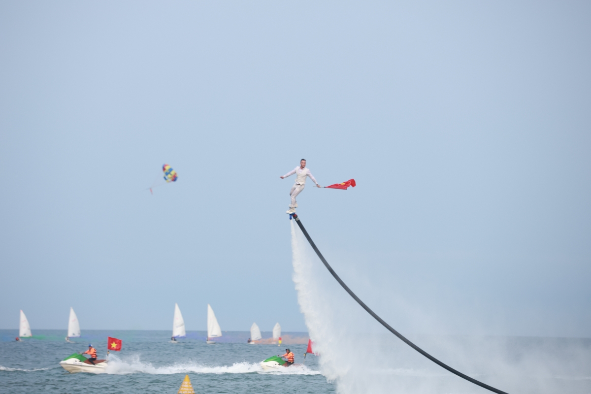 Màn flyboard của Jessica và Tommy với những chuyển động mạnh mẽ, giàu cảm xúc Màn flyboard của Jessica và Tommy với những chuyển động mạnh mẽ, giàu cảm xúc