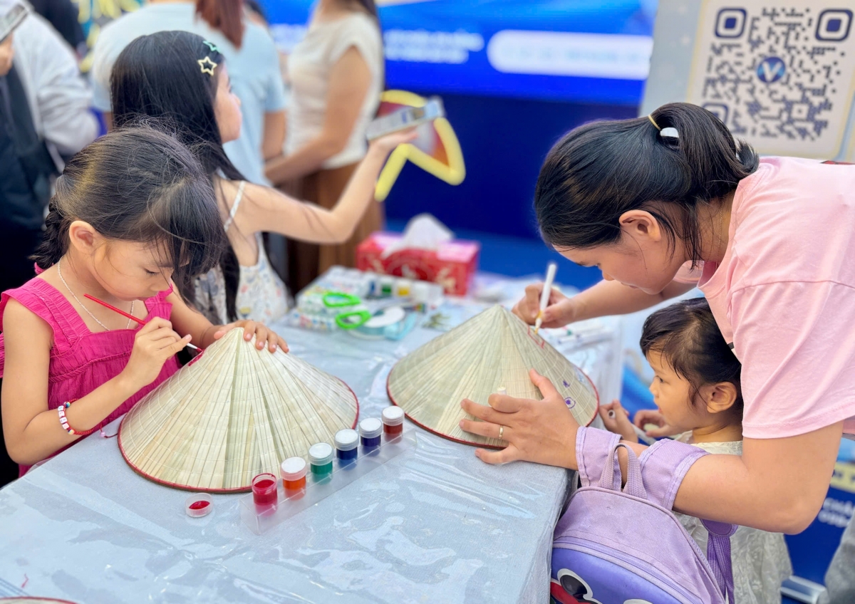 Hoạt động vẽ tranh chủ đề biển; vẽ trang trí lên nón, chậu cây, túi giấy,..... thu hút các em nhỏ tham gia Hoạt động vẽ tranh chủ đề biển; vẽ trang trí lên nón, chậu cây, túi giấy,..... thu hút các em nhỏ tham gia
