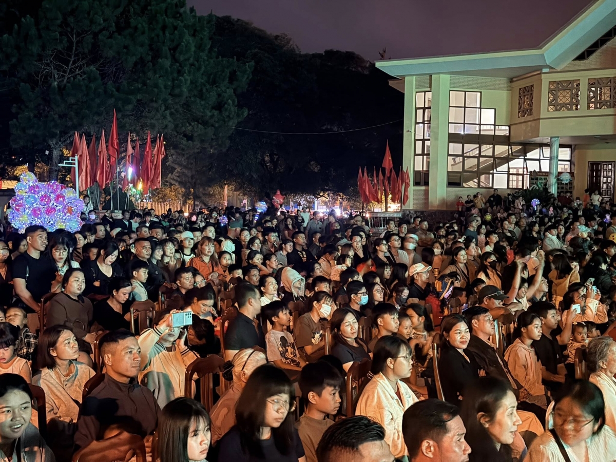 Măng Đen rực sáng đêm pháo hoa, lan tỏa bản sắc đại ngàn Măng Đen rực sáng đêm pháo hoa, lan tỏa bản sắc đại ngàn