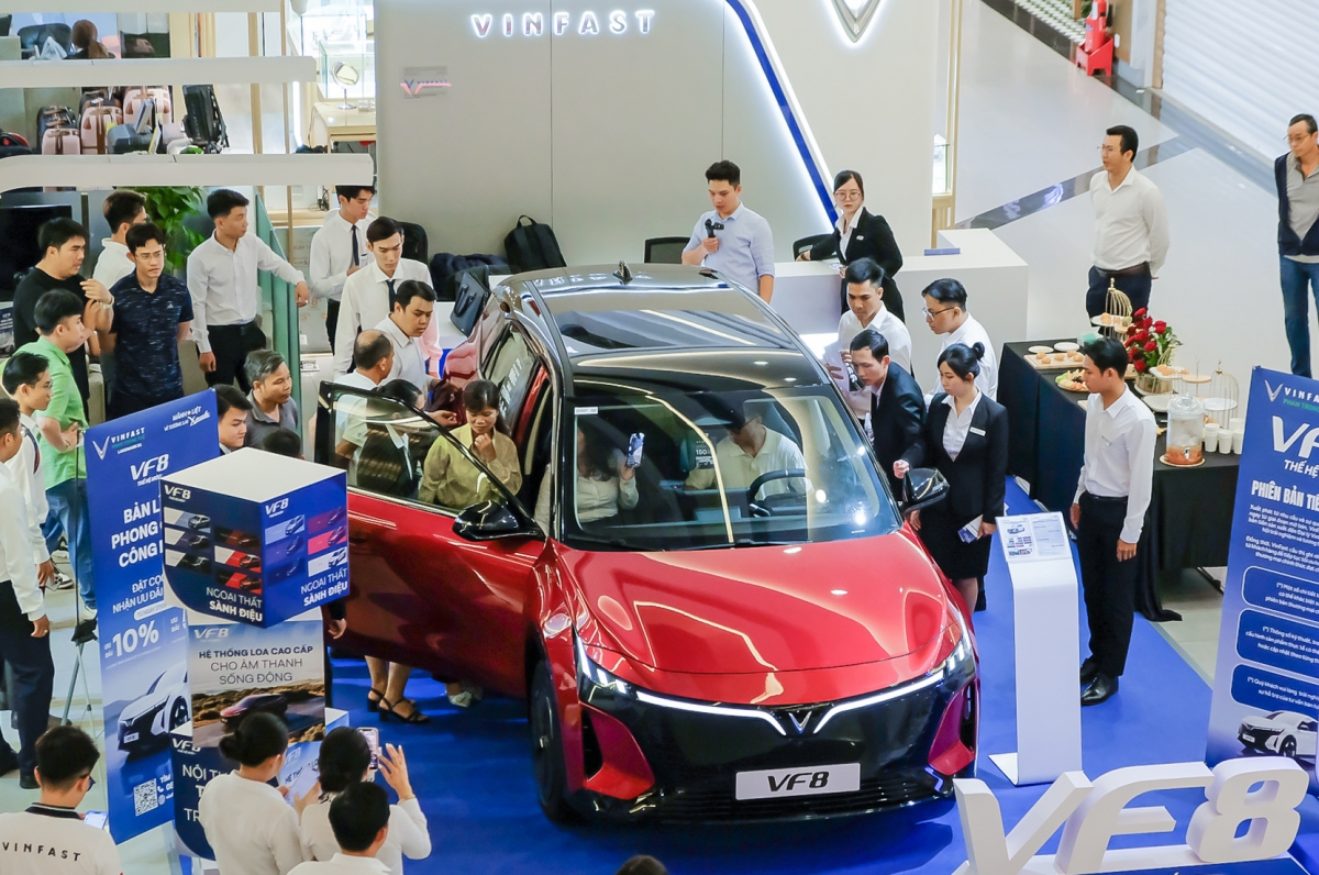 VinFast đã xác lập kỷ lục bán hàng ấn tượng cho mẫu SUV điện cao cấp cỡ D của mình, với 12.728 đơn đặt hàng VF 8 thế hệ mới chỉ trong vỏn vẹn 8 ngày kể từ khi mở ưu đãi đặt cọc sớm. (Ảnh minh họa: VFS) VinFast đã xác lập kỷ lục bán hàng ấn tượng cho mẫu SUV điện cao cấp cỡ D của mình, với 12.728 đơn đặt hàng VF 8 thế hệ mới chỉ trong vỏn vẹn 8 ngày kể từ khi mở ưu đãi đặt cọc sớm. (Ảnh minh họa: VFS)